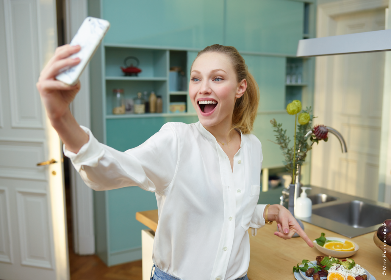 Belotero Revive Motiv: Frau beim Selfie